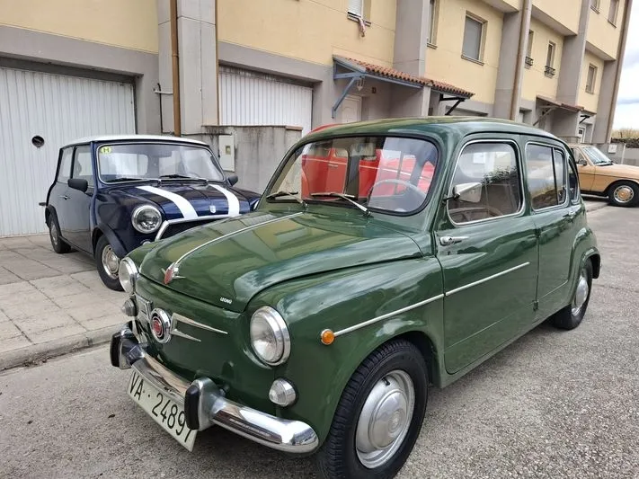 Foto 8 - El rugido solidario de 30 coches cl&aacute;sicos que emocion&oacute; a los mayores de la Residencia Gerialba