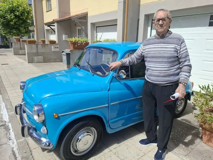 Foto 7 - El rugido solidario de 30 coches cl&aacute;sicos que emocion&oacute; a los mayores de la Residencia Gerialba