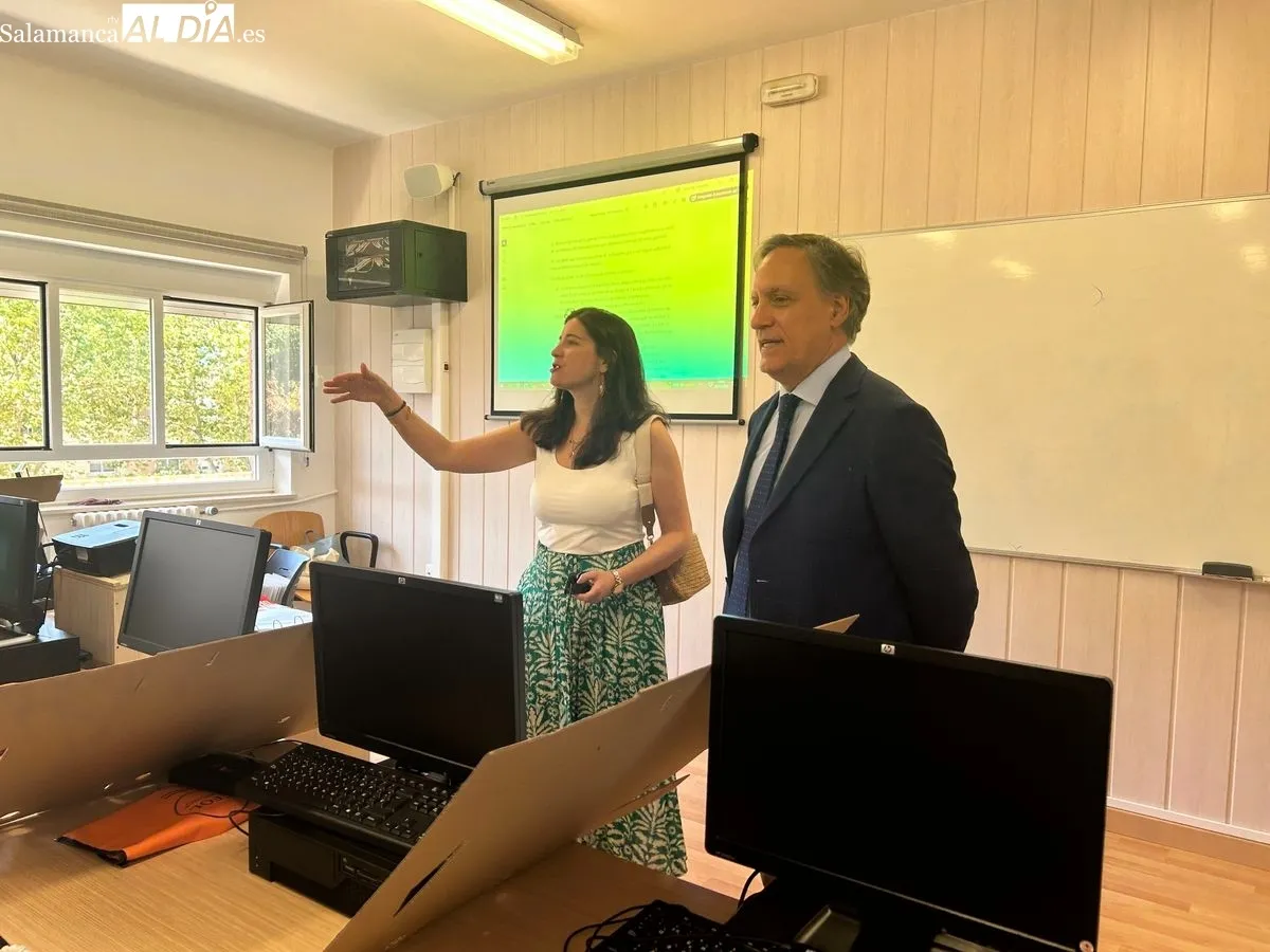 Carlos García Carbayo junto a Miryam Rodríguez durante la visita al CEFOL. Foto de Elena 