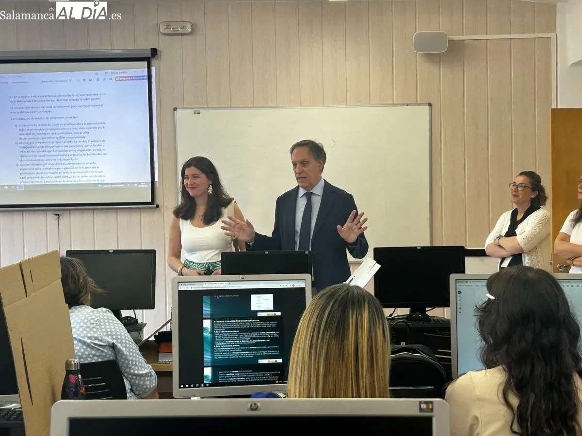 Carlos García Carbayo junto a Miryam Rodríguez durante la visita al CEFOL. Foto de Elena 