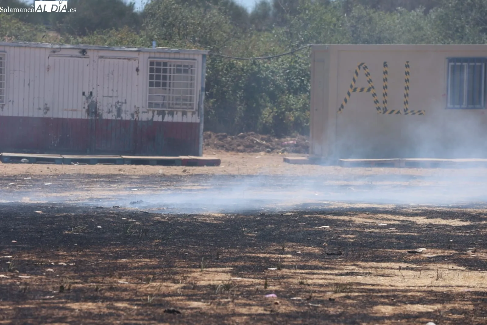 Foto 5 - V&Iacute;DEO Y FOTOS | Susto en Santa Marta por un incendio en el Paseo de Valdelagua que afect&oacute; a las casetas de fiestas y casas cercanas