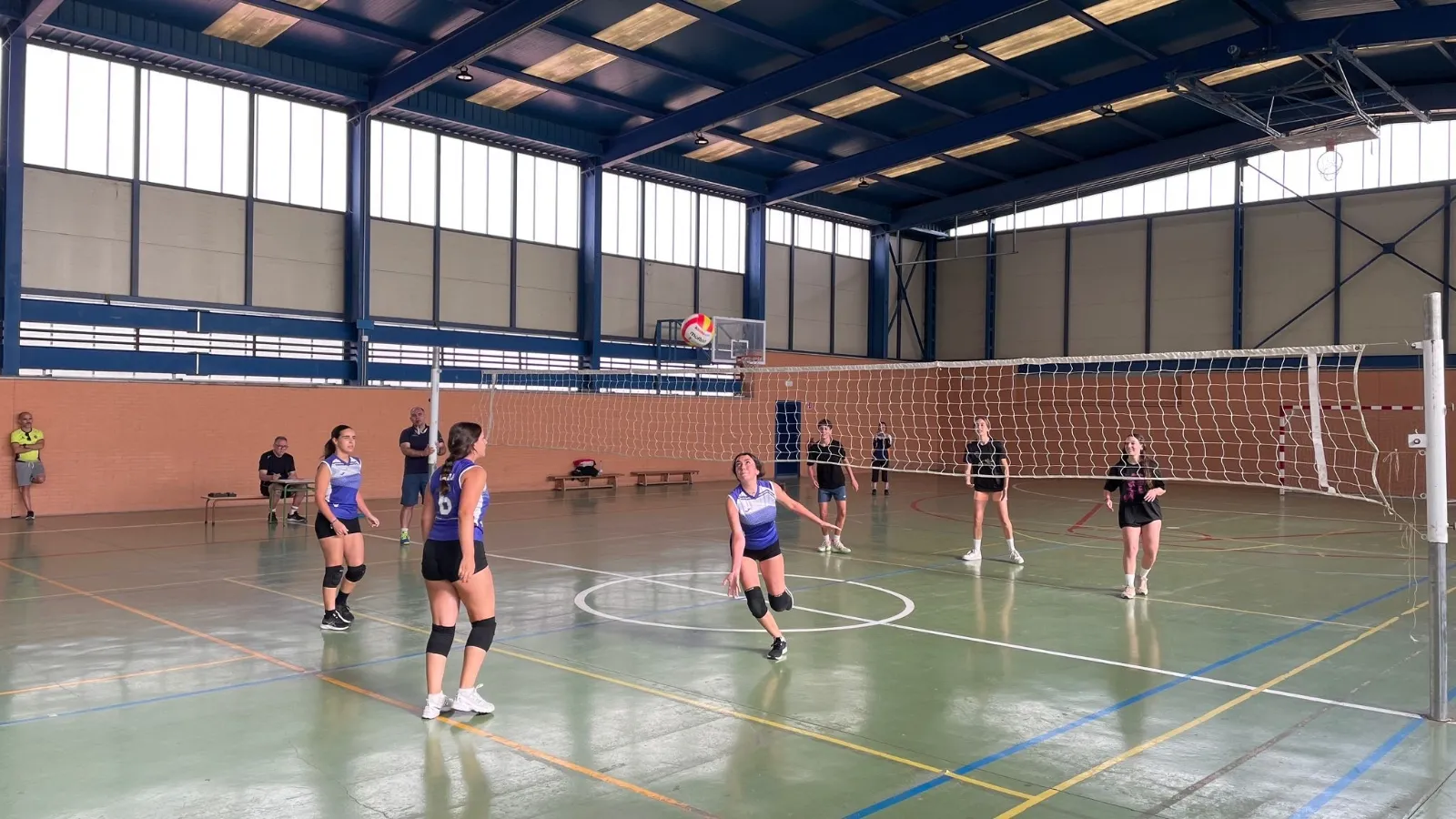 Foto 3 - Buen ambiente y destacada participaci&oacute;n en el IV Torneo de Voley de Pe&ntilde;aranda