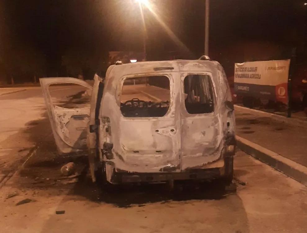 Foto 2 - Una dotaci&oacute;n y un voluntario de Pe&ntilde;aranda sofocan el incendio de un veh&iacute;culo en el pol&iacute;gono El Inestal