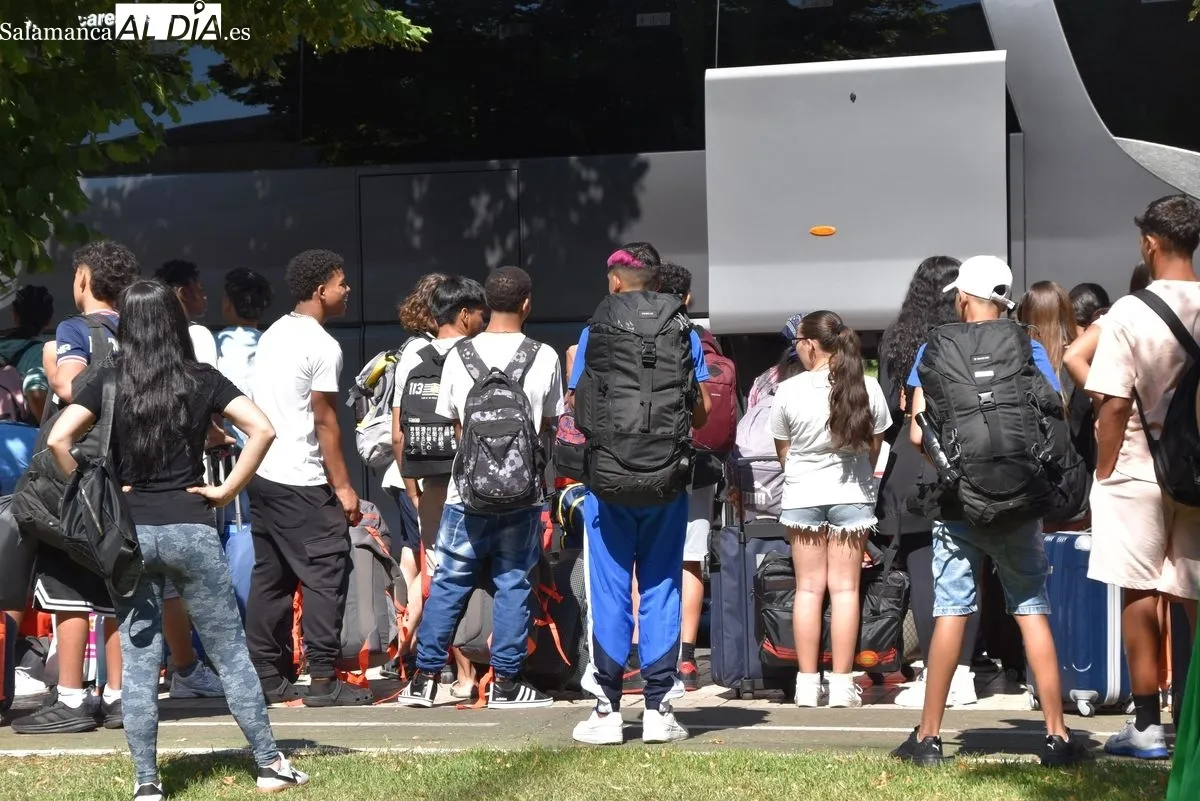 Salida de Salamanca de los participantes en el campamento de verano de Cruz Roja. Foto de Miguel A. González