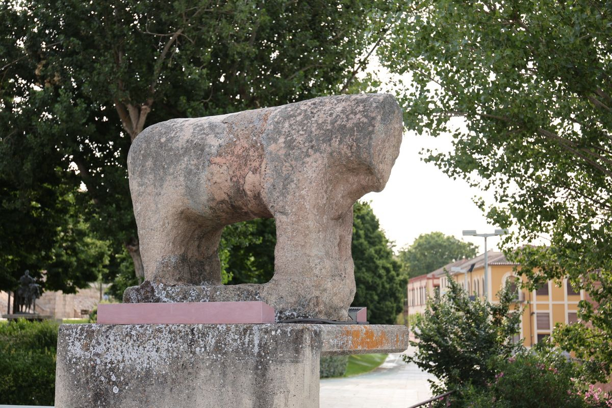 Verraco junto al Puente Romano de Salamanca