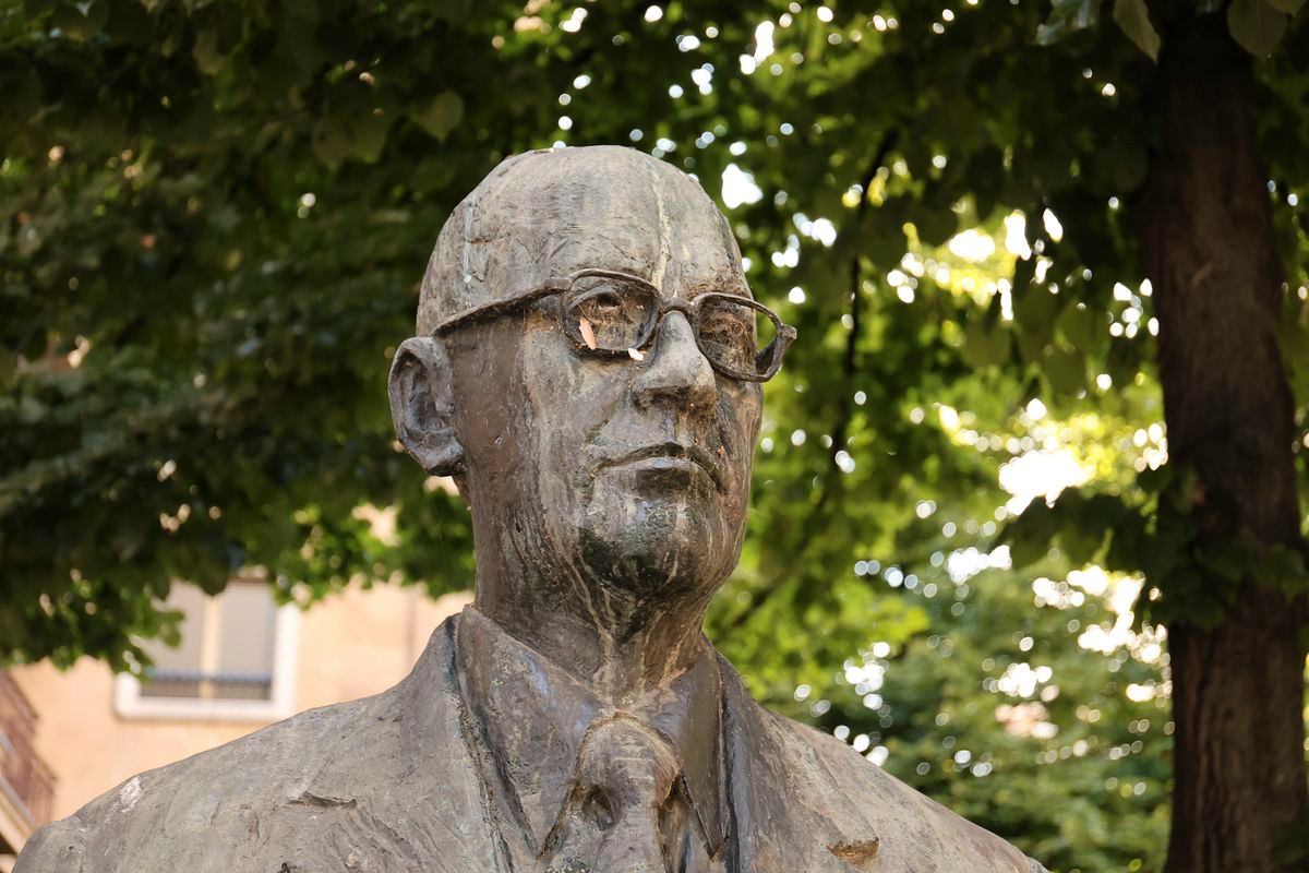 Estatua de Germán Sánchez Ruipérez en la plaza de la Fuente, Salamanca
