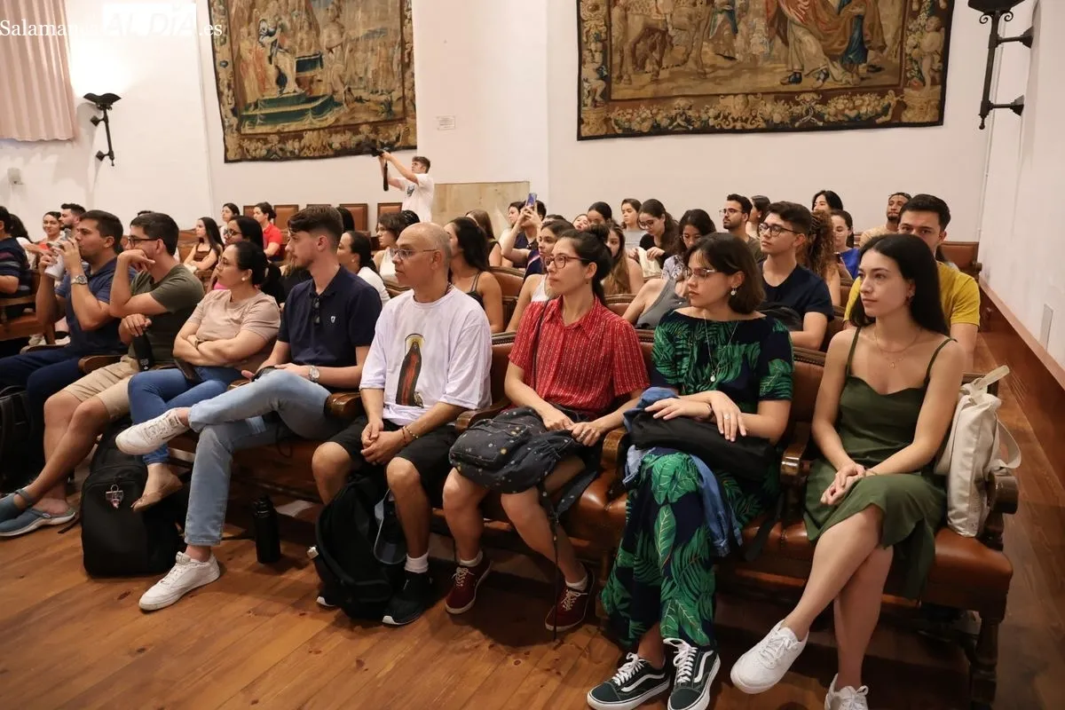 La Universidad de Salamanca y el Banco Santander reciben a los nuevos estudiantes brasileños del programa 'Top España'. Foto de David Sañudo