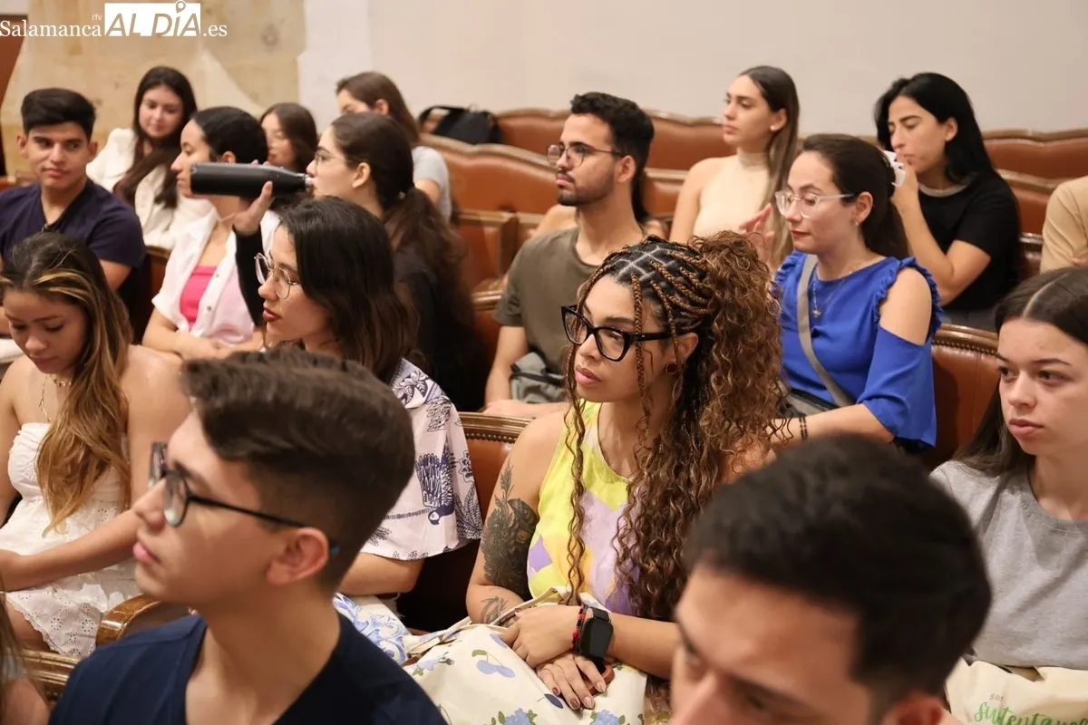 La Universidad de Salamanca y el Banco Santander reciben a los nuevos estudiantes brasileños del programa 'Top España'. Foto de David Sañudo