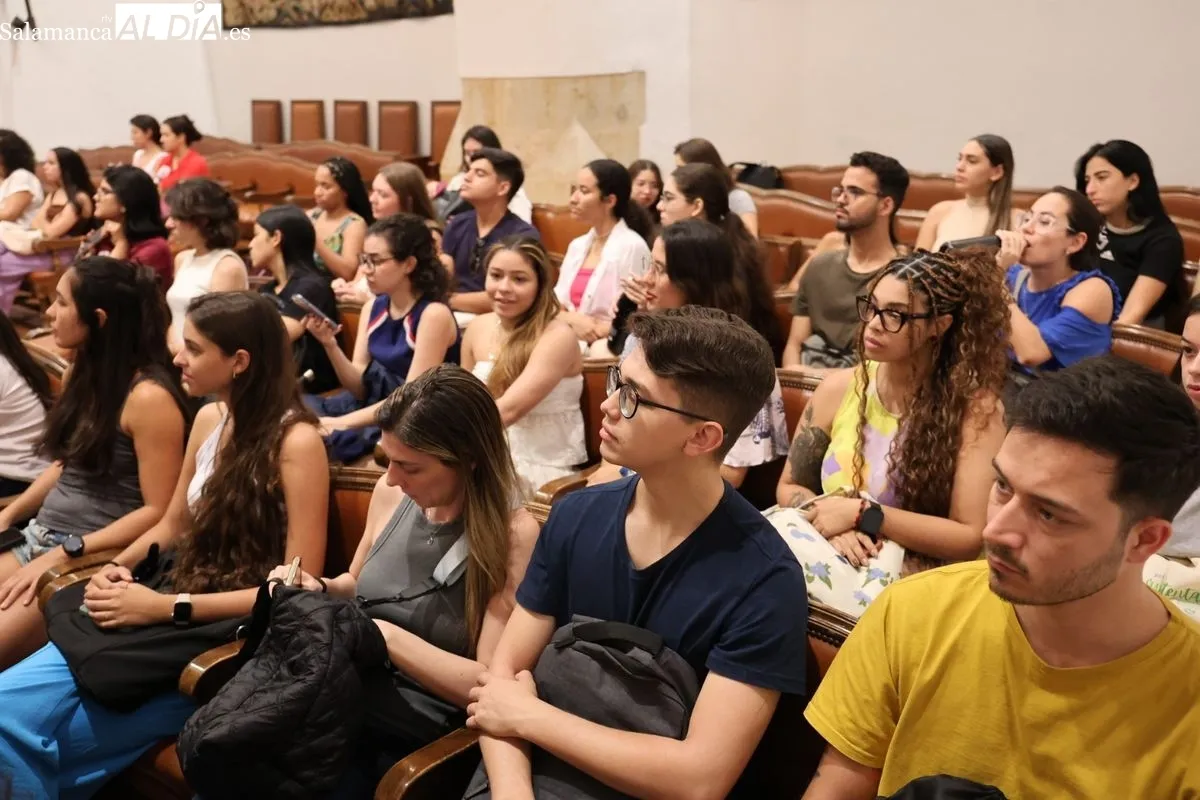 La Universidad de Salamanca y el Banco Santander reciben a los nuevos estudiantes brasileños del programa 'Top España'. Foto de David Sañudo