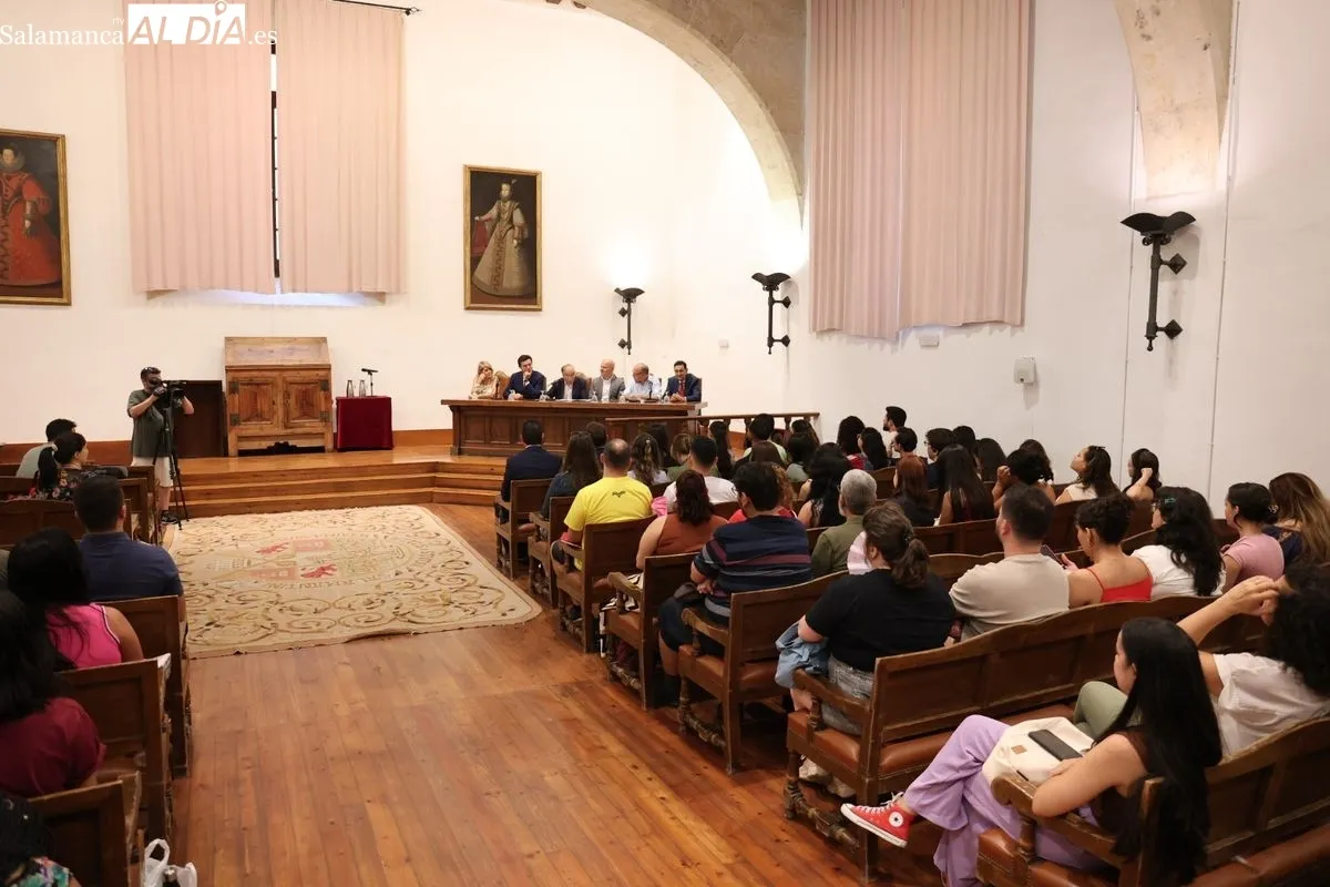 La Universidad de Salamanca y el Banco Santander reciben a los nuevos estudiantes brasileños del programa 'Top España'. Foto de David Sañudo