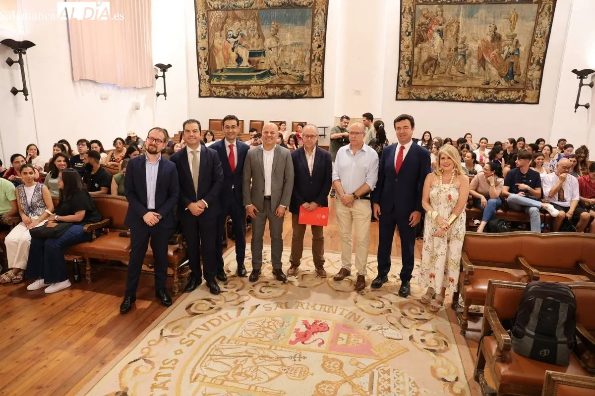 La Universidad de Salamanca y el Banco Santander reciben a los nuevos estudiantes brasileños del programa 'Top España'. Foto de David Sañudo