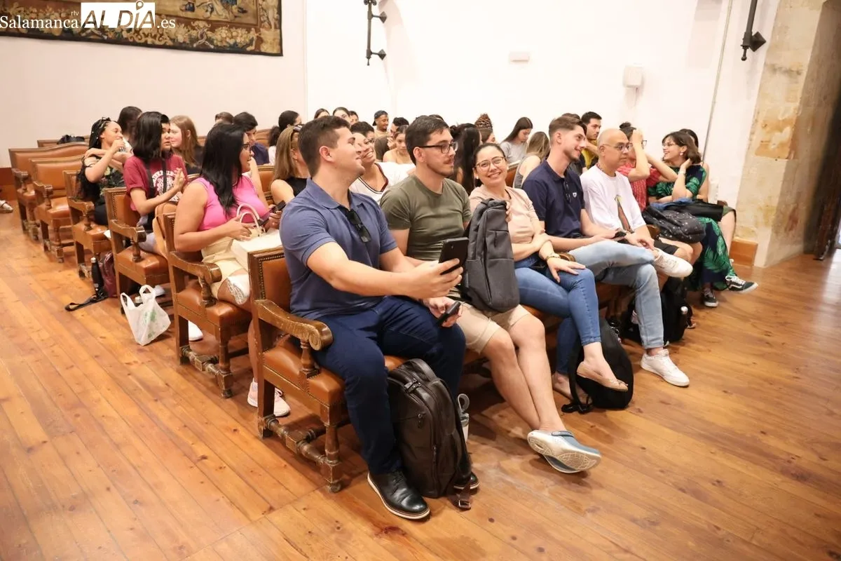 La Universidad de Salamanca y el Banco Santander reciben a los nuevos estudiantes brasileños del programa 'Top España'. Foto de David Sañudo