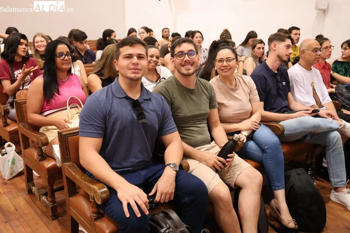 La Universidad de Salamanca y el Banco Santander reciben a los nuevos estudiantes brasileños del programa 'Top España'. Foto de David Sañudo