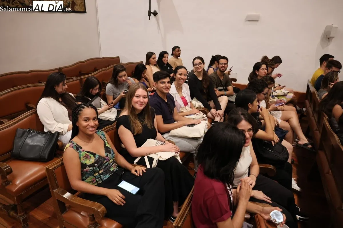 La Universidad de Salamanca y el Banco Santander reciben a los nuevos estudiantes brasileños del programa 'Top España'. Foto de David Sañudo