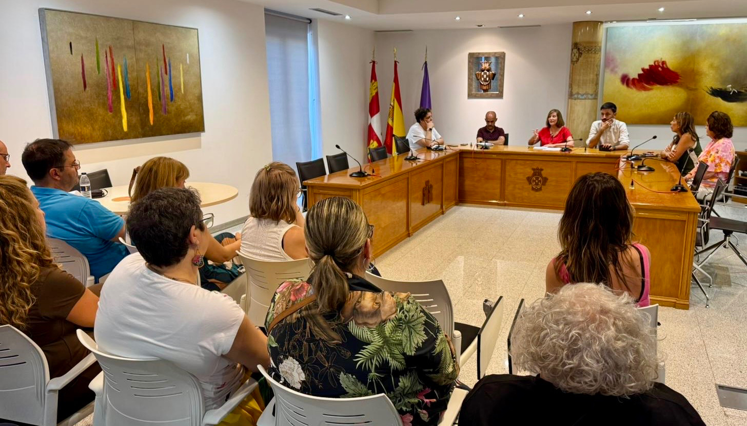 Mayor promoción del comercio, mas aparcamientos o la creación de bonos,   ideas planteadas en la reunión entre el Ayuntamiento y los comerciantes
