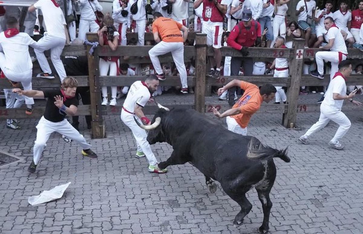 VÍDEOS | Pánico en el segundo encierro de San Fermín 2025