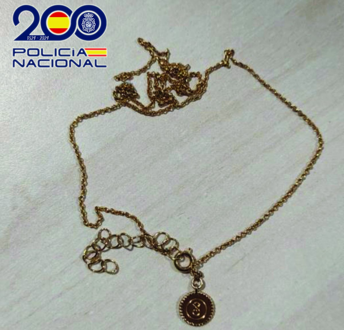 Roba una cadena a una mujer mediante el método del tirón mientras ésta atendía a su hija