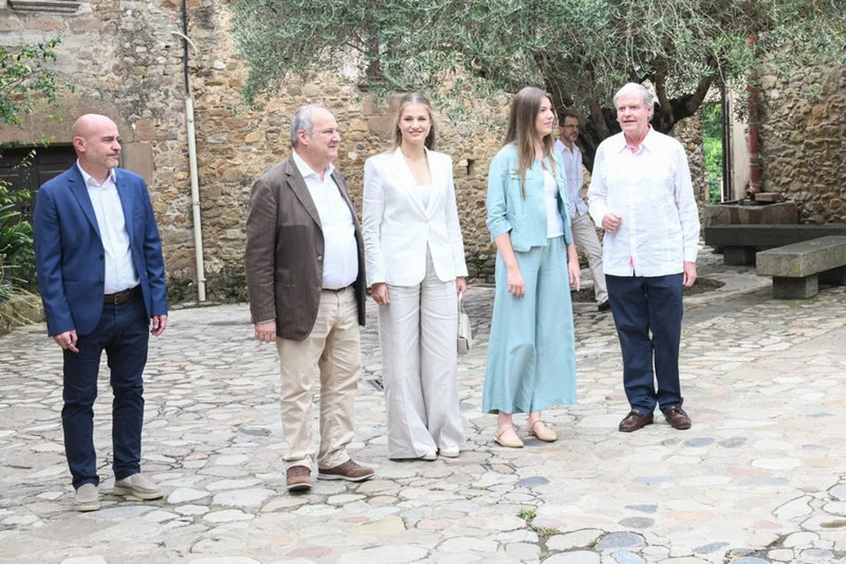 La princesa Leonor y la infanta Sofía durante su visita a la Fundación Nando y Esa Peretti en Sant Martí Vell, Girona - GLÒRIA SÁNCHEZ / EUROPA PRESS