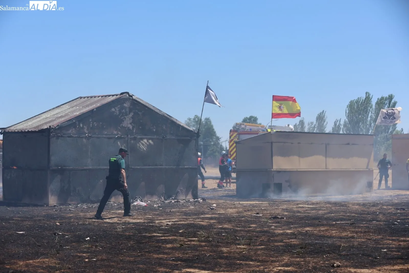 Foto 2 - V&Iacute;DEO Y FOTOS | Susto en Santa Marta por un incendio en el Paseo de Valdelagua que afect&oacute; a las casetas de fiestas y casas cercanas