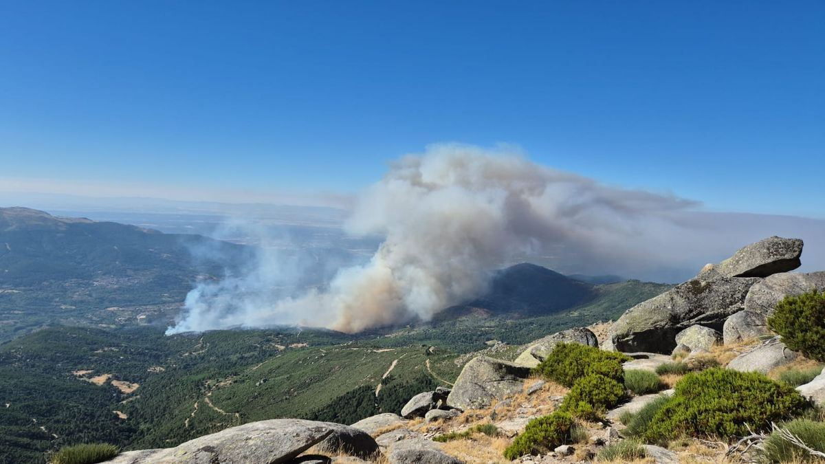 El incendio de Mombeltrán (Ávila) obliga a evacuar 14 chalets