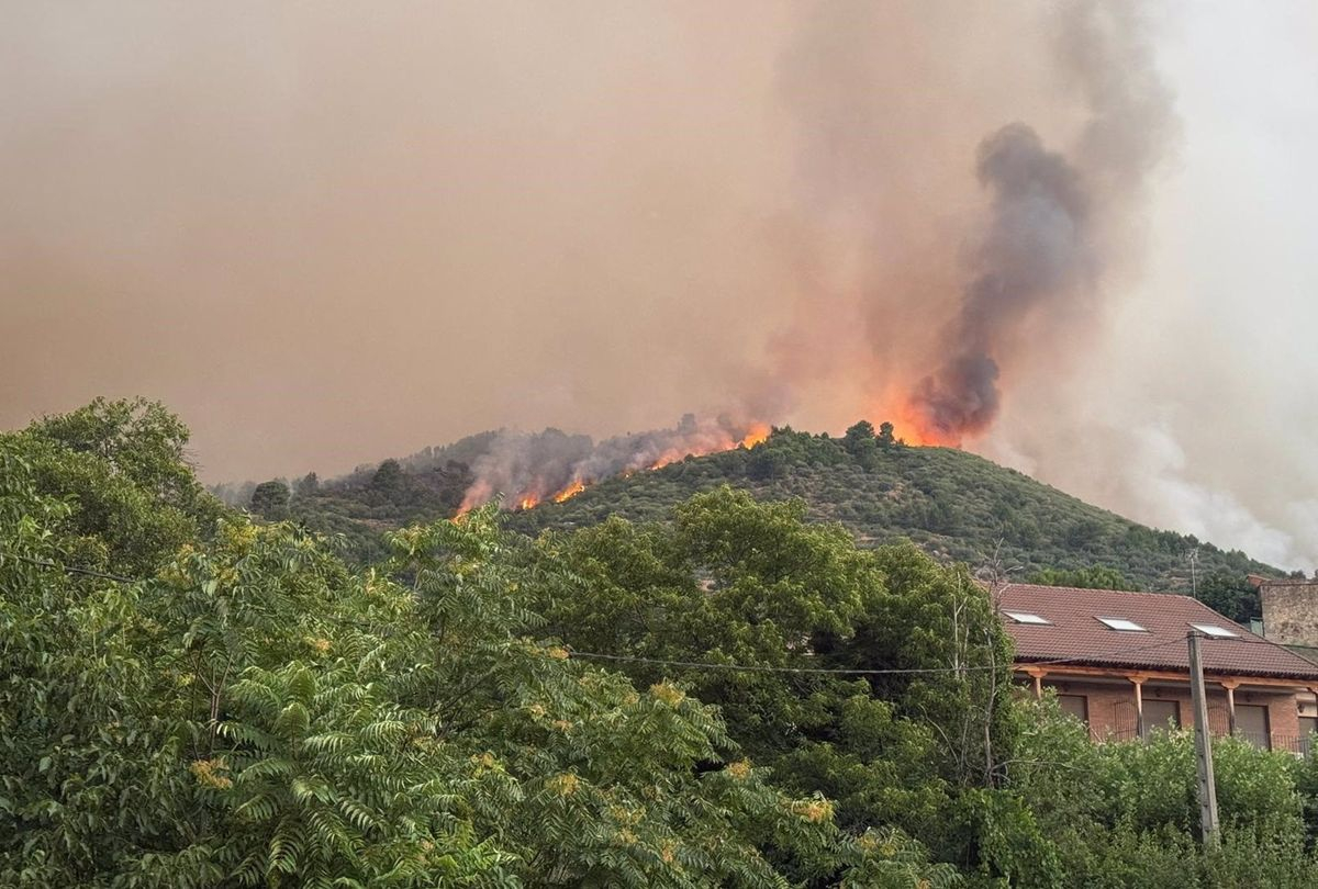 Confinada la localidad de El Arenal (Ávila) ante el avance del incendio originado en Cuevas del Valle