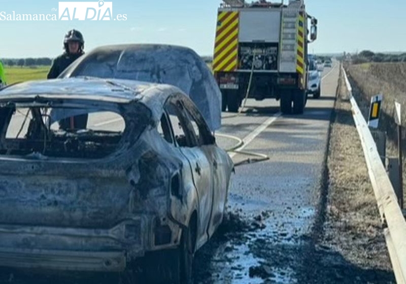 Incendio en Villares de la Reina: arde un coche en la N-630