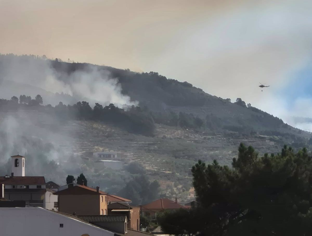 El incendio en Las Hurdes (Cáceres) ha calcinado ya 2.500 hectáreas y se han evacuado seis núcleos de población