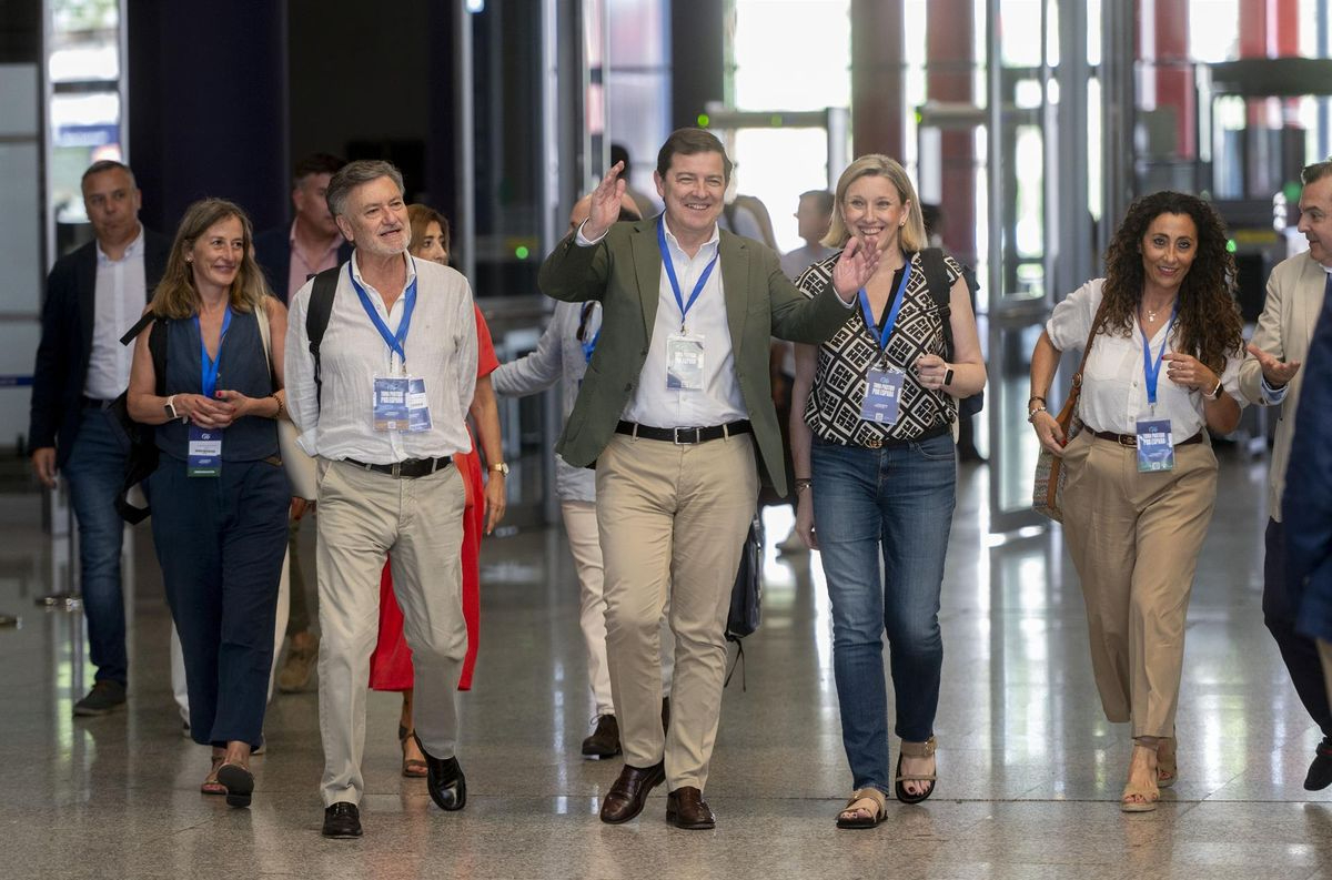 Mañueco ensalza a Aznar y Rajoy y critica al Gobierno