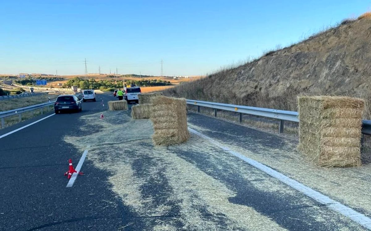 Accidente en la A-66 en Salamanca por la caída de pacas de paja