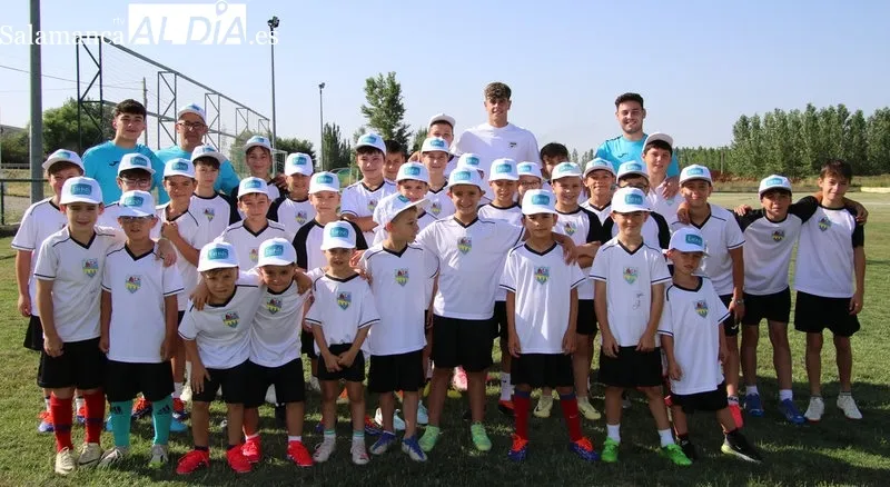 Foto 4 - La visita m&aacute;s especial: 'Pica' sorprende a los ni&ntilde;os del campus de verano del Alba de Tormes CF