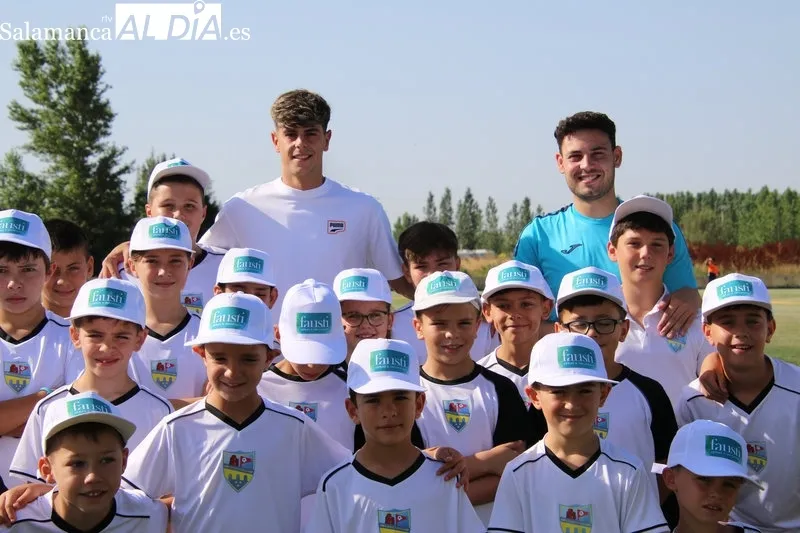 Foto 5 - La visita m&aacute;s especial: 'Pica' sorprende a los ni&ntilde;os del campus de verano del Alba de Tormes CF