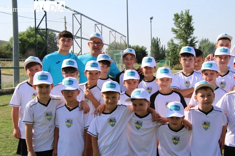 Foto 6 - La visita m&aacute;s especial: 'Pica' sorprende a los ni&ntilde;os del campus de verano del Alba de Tormes CF