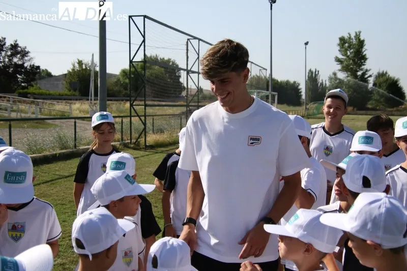 Foto 2 - La visita m&aacute;s especial: 'Pica' sorprende a los ni&ntilde;os del campus de verano del Alba de Tormes CF
