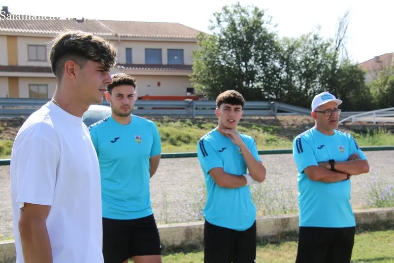 Foto 8 - La visita m&aacute;s especial: 'Pica' sorprende a los ni&ntilde;os del campus de verano del Alba de Tormes CF
