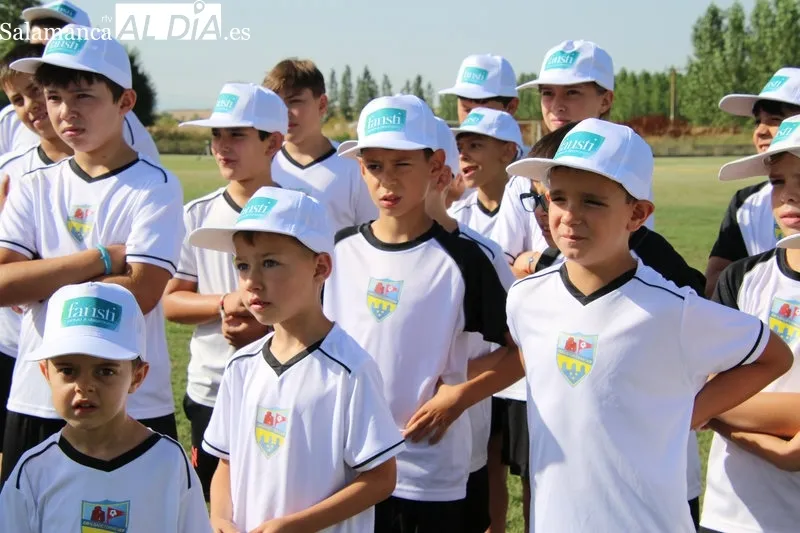 Foto 9 - La visita m&aacute;s especial: 'Pica' sorprende a los ni&ntilde;os del campus de verano del Alba de Tormes CF