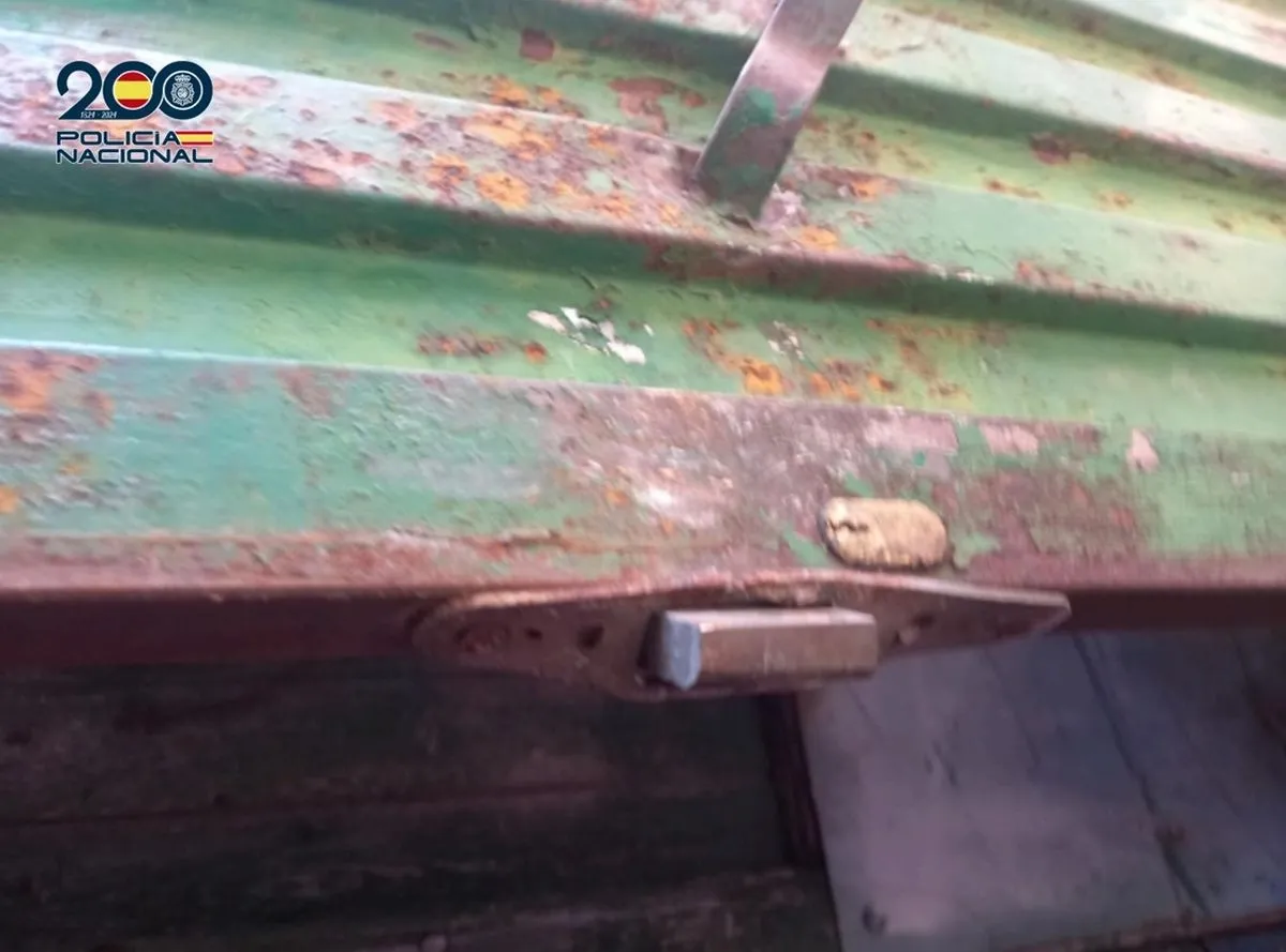 Estado de la puerta de la nave tras la fractura provocada por el detenido