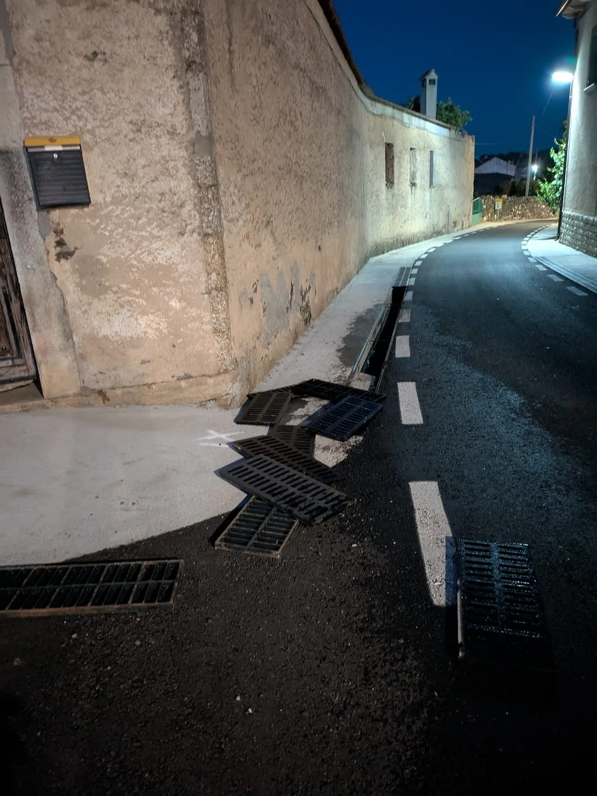 Foto 3 - Un cami&oacute;n sufre un accidente por las &ldquo;rejillas trampa&rdquo; de la traves&iacute;a de Alameda de Gard&oacute;n