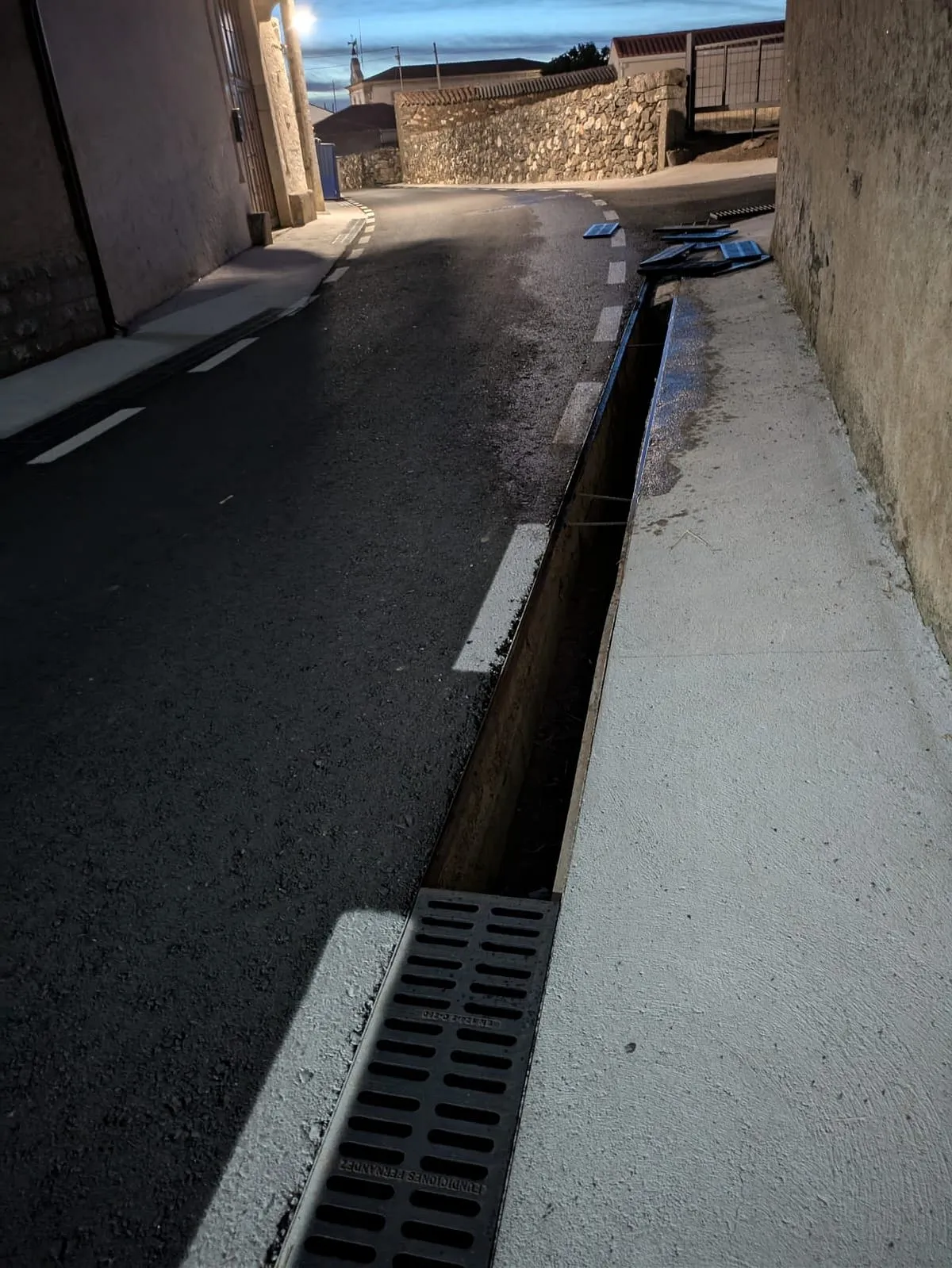 Foto 4 - Un cami&oacute;n sufre un accidente por las &ldquo;rejillas trampa&rdquo; de la traves&iacute;a de Alameda de Gard&oacute;n