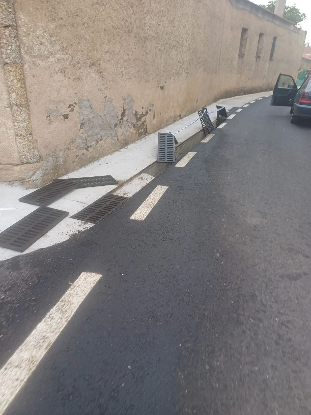 Foto 5 - Un cami&oacute;n sufre un accidente por las &ldquo;rejillas trampa&rdquo; de la traves&iacute;a de Alameda de Gard&oacute;n