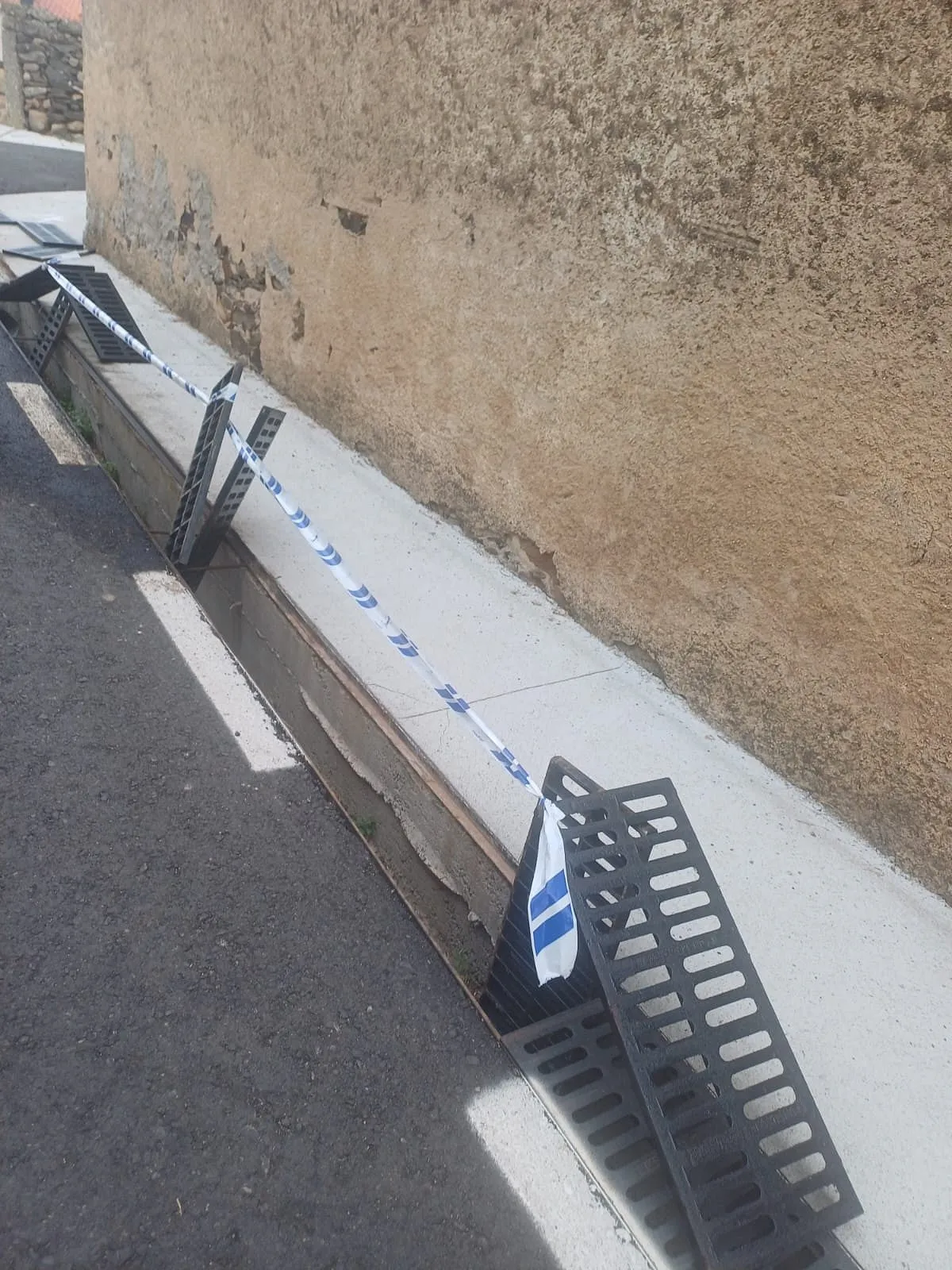 Foto 2 - Un cami&oacute;n sufre un accidente por las &ldquo;rejillas trampa&rdquo; de la traves&iacute;a de Alameda de Gard&oacute;n