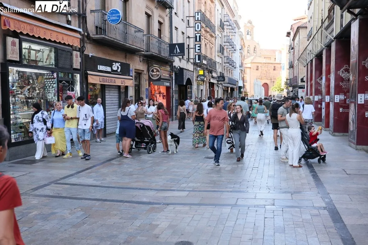 El centro de Salamanca se llena de turistas y charros en una jornada de pleno verano | FOTOS: David Sañudo 