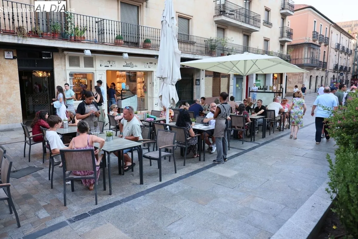 El centro de Salamanca se llena de turistas y charros en una jornada de pleno verano | FOTOS: David Sañudo 