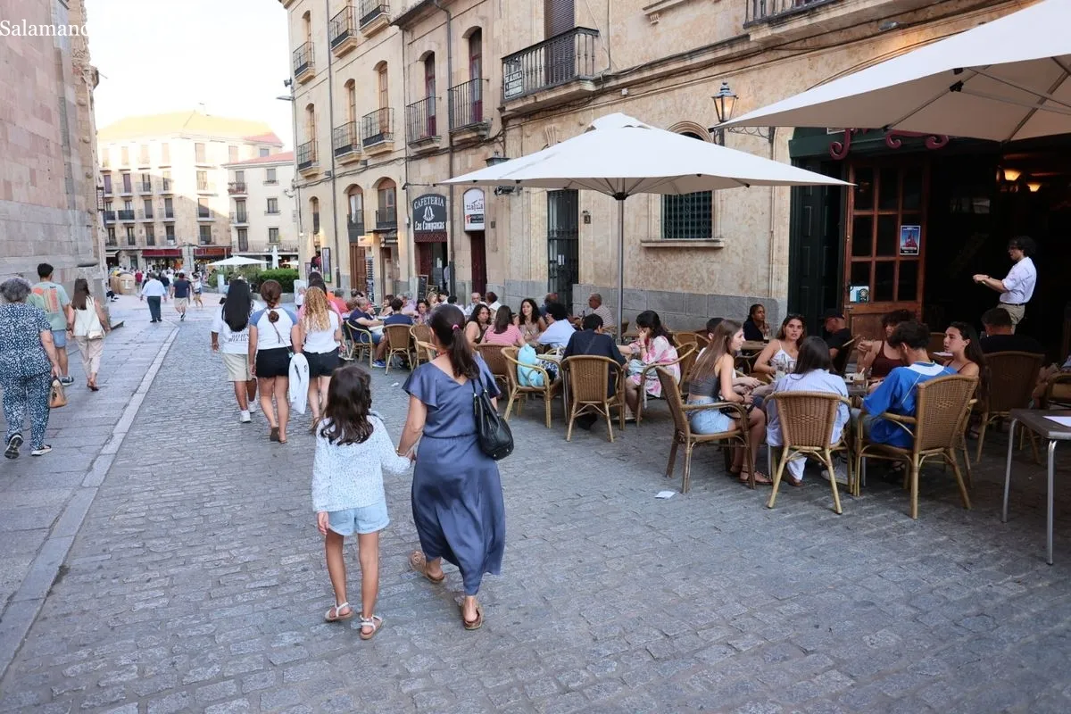 El centro de Salamanca se llena de turistas y charros en una jornada de pleno verano | FOTOS: David Sañudo 