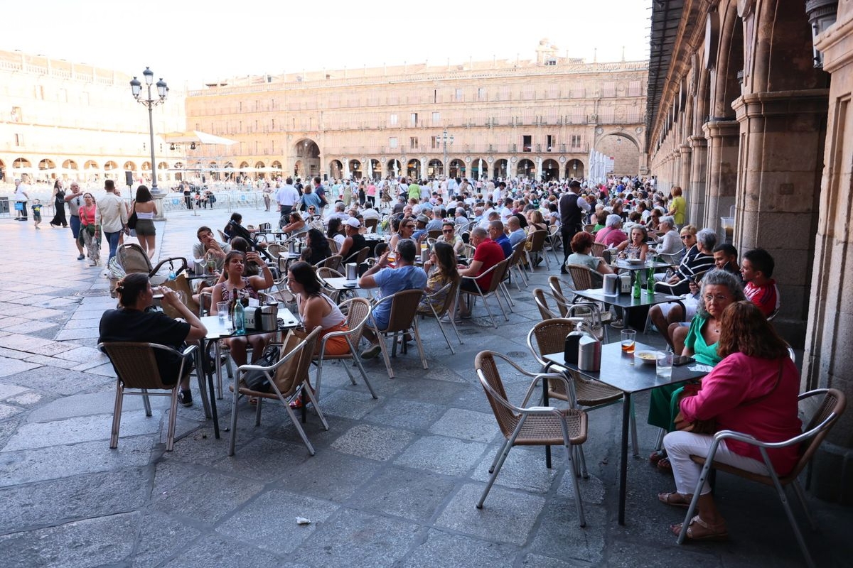 FOTOS | El centro de Salamanca se llena de turistas y charros en una jornada de pleno verano