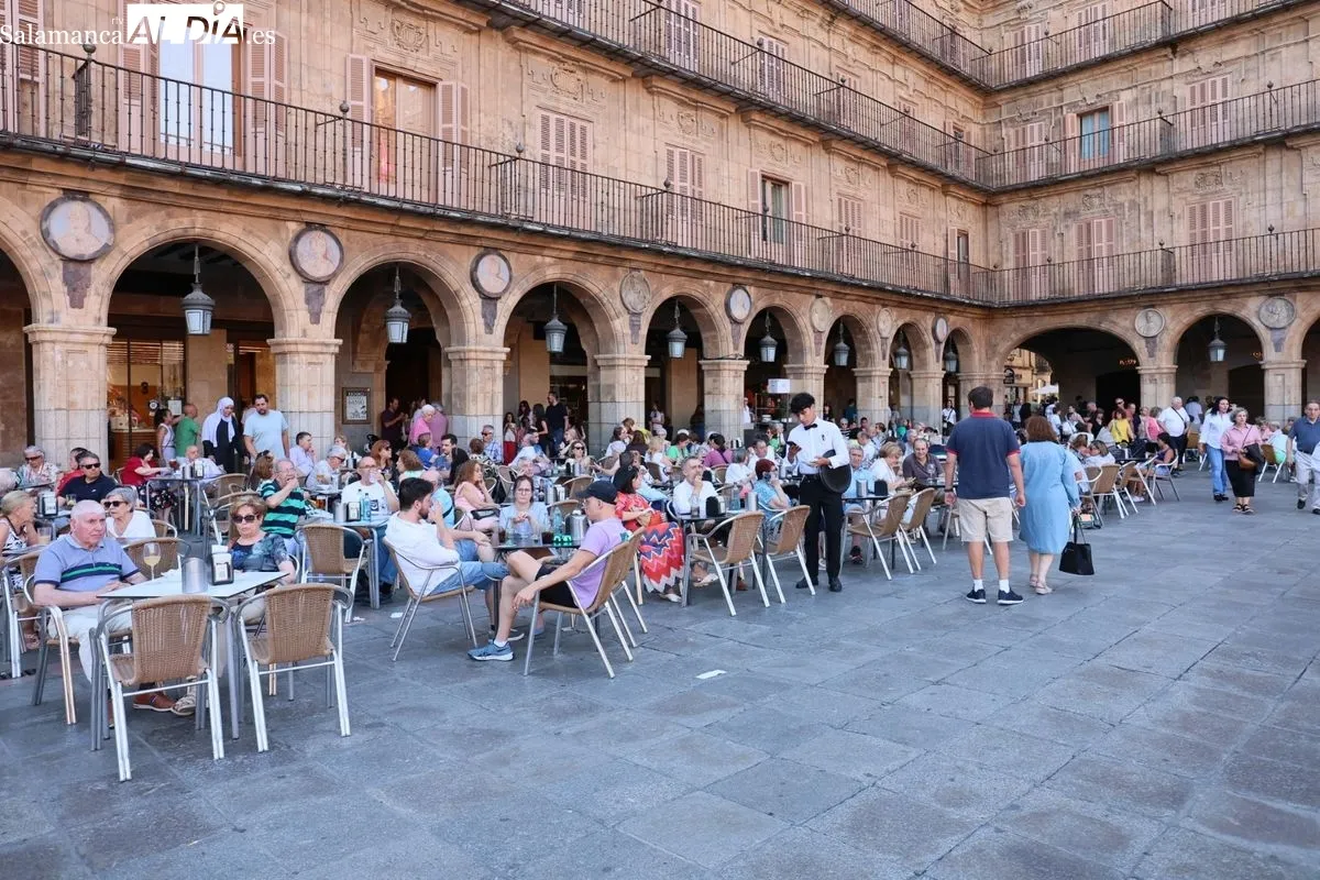 El centro de Salamanca se llena de turistas y charros en una jornada de pleno verano | FOTOS: David Sañudo 