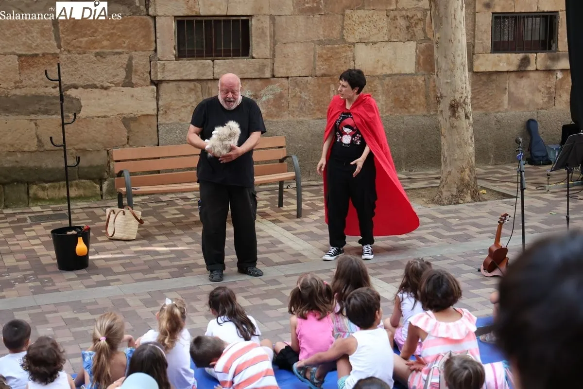 La Caperucita de Carmen Martín Gaite 'regresa' a Salamanca en un emotivo homenaje teatral | FOTOS: David Sañudo 
