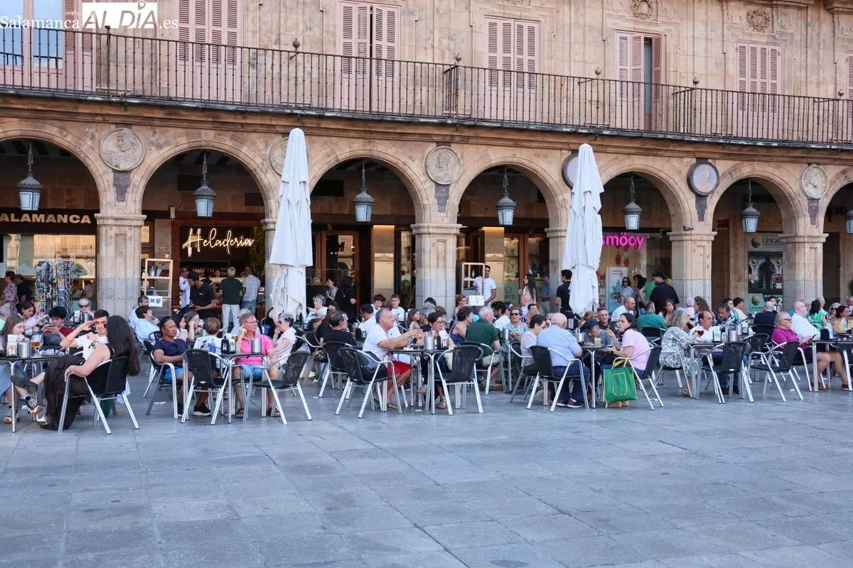 El centro de Salamanca se llena de turistas y charros en una jornada de pleno verano | FOTOS: David Sañudo 