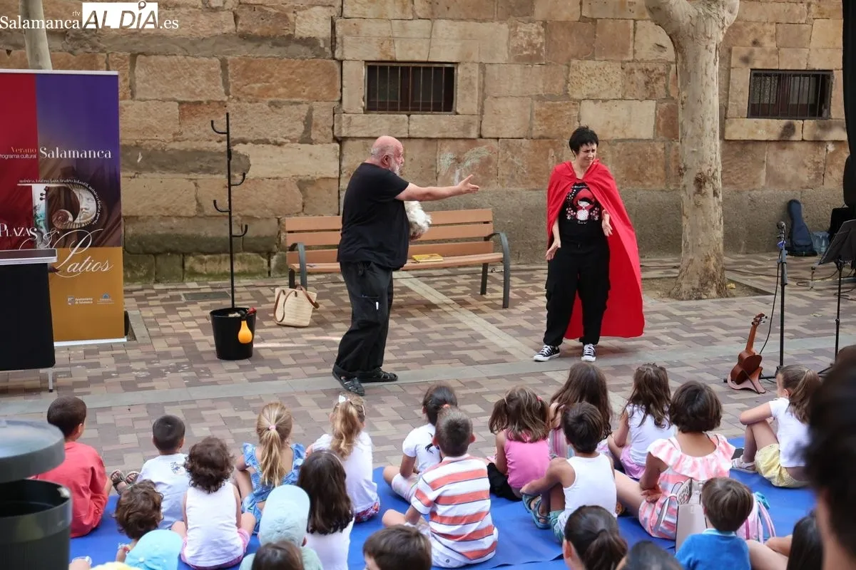 La Caperucita de Carmen Martín Gaite 'regresa' a Salamanca en un emotivo homenaje teatral | FOTOS: David Sañudo 