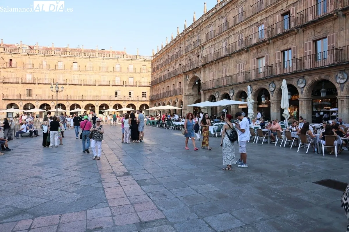 El centro de Salamanca se llena de turistas y charros en una jornada de pleno verano | FOTOS: David Sañudo 