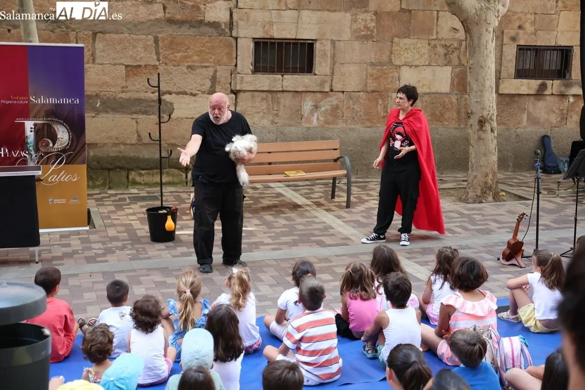 La Caperucita de Carmen Martín Gaite 'regresa' a Salamanca en un emotivo homenaje teatral | FOTOS: David Sañudo 